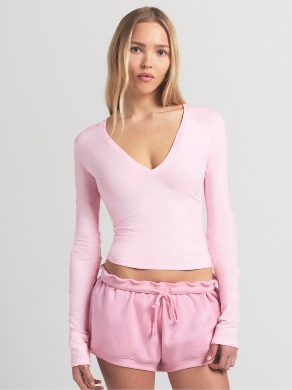 SKIMS COTTON JERSEY LONG SLEEVE PLUNGE TOP
| CHERRY BLOSSOM / L